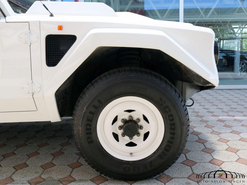 Lamborghini LM 002