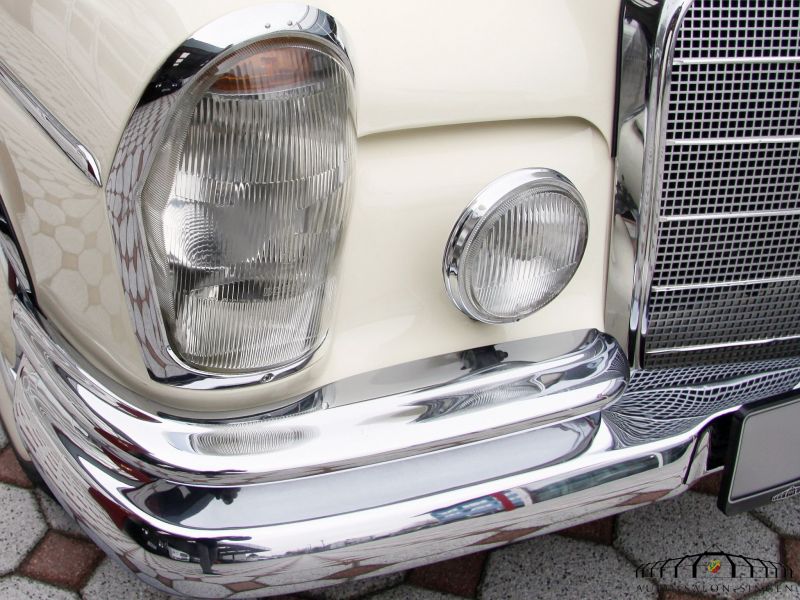 Mercedes-Benz 220 SE b
