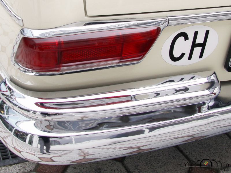 Mercedes-Benz 220 SE b