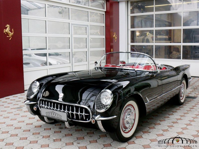 Eine Oldtimer-Garage am Bicester Heritage Sunday kriechen Sie mit einer  1957 Chevrolet Corvette C1, einem Ferrari 512BB, einem Ferrari 250GTE und  einem Jaguar XJ Stockfotografie - Alamy