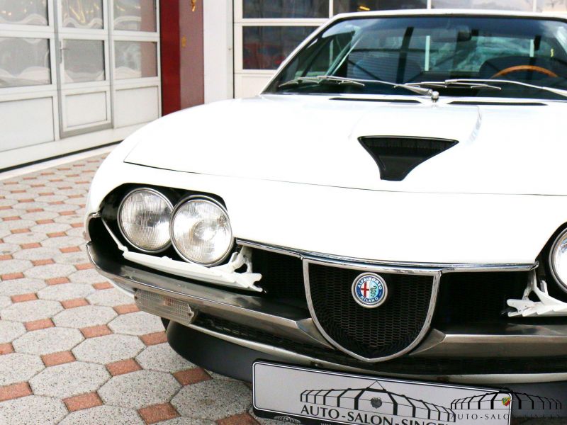 Alfa Romeo Montreal
