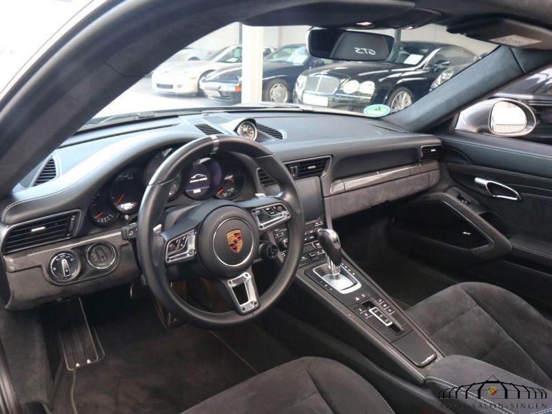 Porsche 991 Carrera 4 GTS
