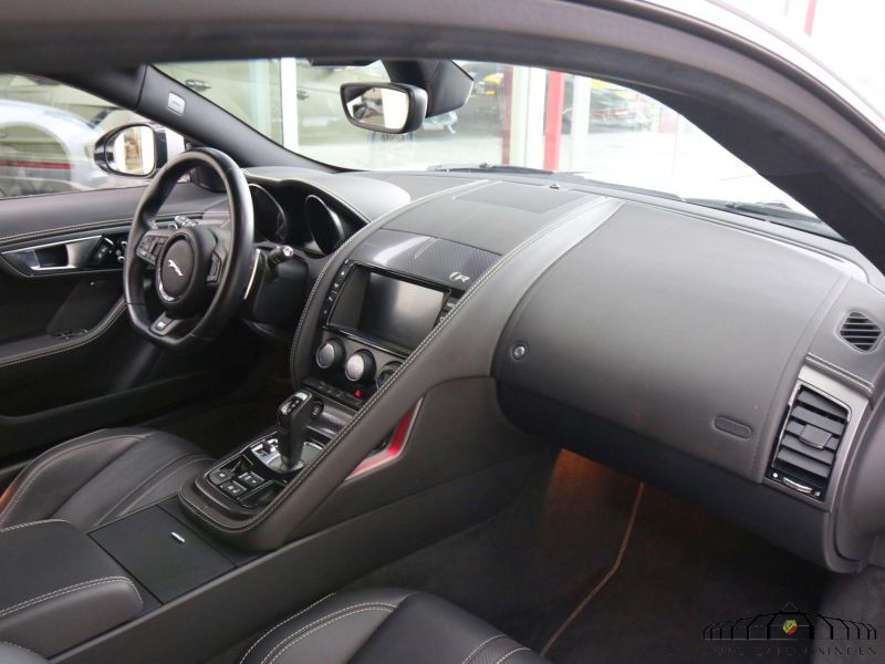 Jaguar F-Type V8 R