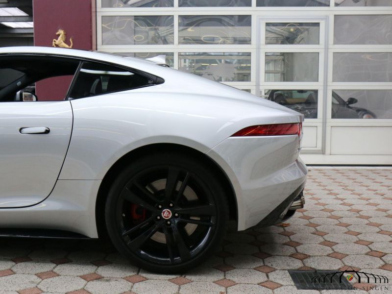 Jaguar F-Type V8 R