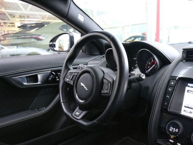 Jaguar F-Type V8 R